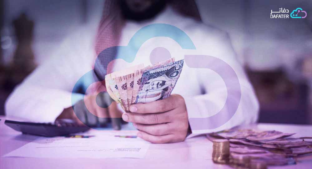 شخص سعودي يمسك مال بيده