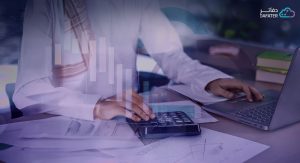 رجل يقوم بمهام محاسبية