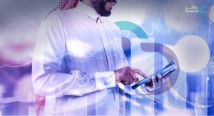 رجل بالزي السعودي يجري حسابات