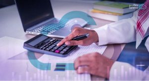 شخص يجري عمليات حسابية