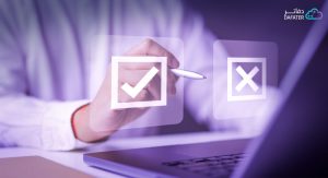 يد تشير على علامات صح وخطأ