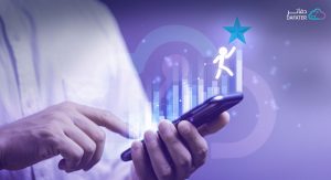 يد تمسك بموبايل وتستخدمه باليد الأخرى