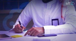 شخص بزي سعودي يكتب بقلم