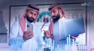 شخصين بالزي السعودي يتناقشان في العمل