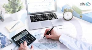 يد تكتب واخرى تمسك الة حاسبة