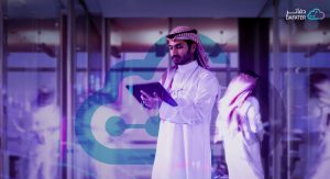 رجل سعودي يستخدم التابلت