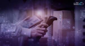 يد تمسك بماسح باركود