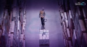 رجل ينقل صناديق في المخزن