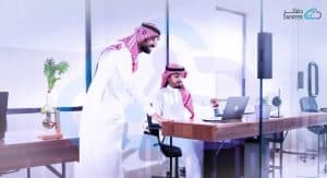 موظفين سعوديين يتناقشان في العمل