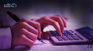 يد تقوم بالحساب بواسطة الة حاسبة