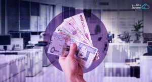 يد تحمل عملات ورقية سعودية